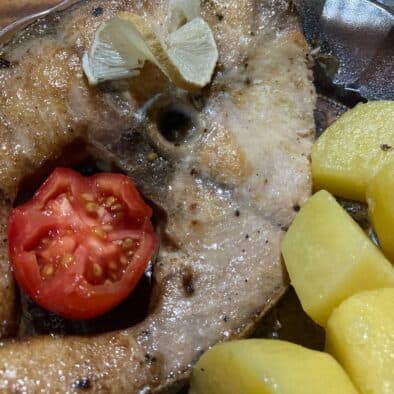 Tuna steak with potatoes